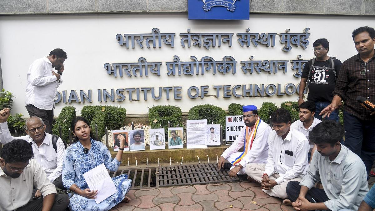 IIT बॉम्बे कैंपस में छात्र की मौत के बाद प्रोफेसर सस्पेंड