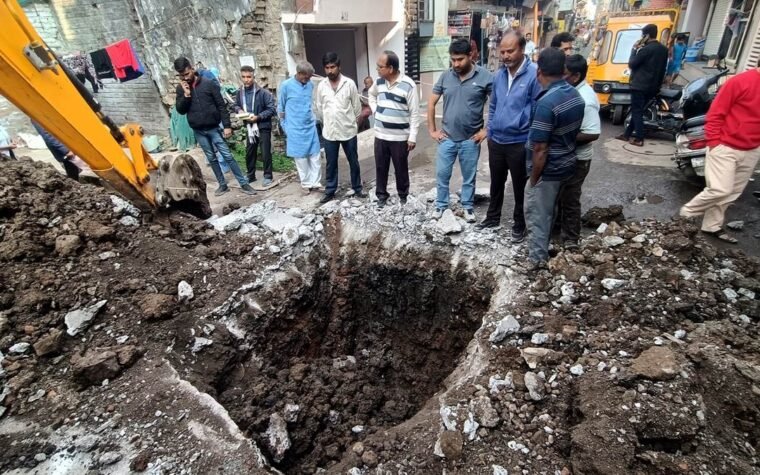 भागीरथपुरा हादसे के बाद पेयजल पाइपलाइन बदलने का काम