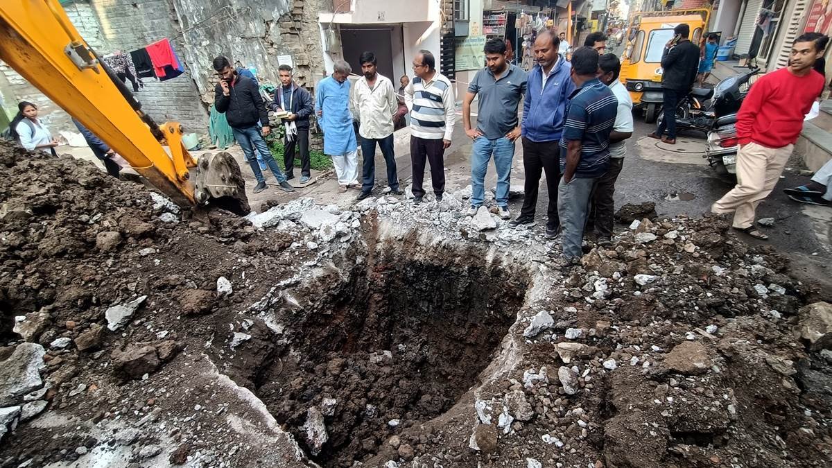 भागीरथपुरा हादसे के बाद पेयजल पाइपलाइन बदलने का काम
