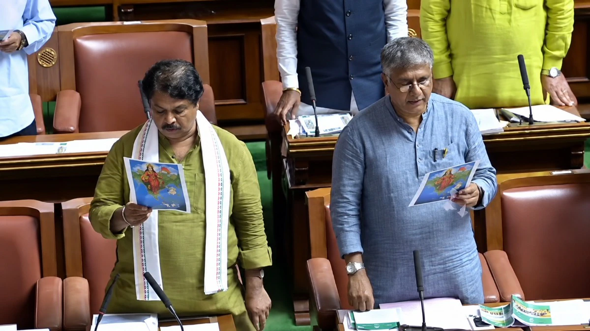 कर्नाटक विधानसभा में BJP विधायक वंदे मातरम गाते हुए