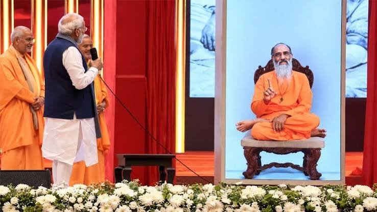 चिन्मय मिशन 75 वर्ष के समारोह में स्वामी चिन्मयानंद के होलोग्राम से बातचीत करते प्रधानमंत्री नरेंद्र मोदी