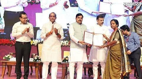 एमपी शिक्षा विभाग भर्ती 2026 की घोषणा के दौरान मुख्यमंत्री मोहन यादव नियुक्ति पत्र देते हुए