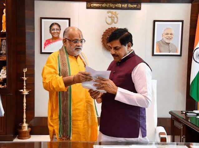 भाजपा विधायक उमाकांत शर्मा और मध्य प्रदेश के मुख्यमंत्री मोहन यादव की तस्वीर