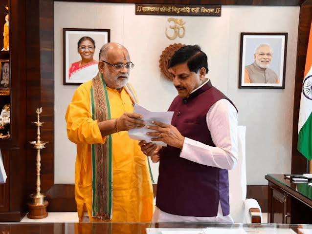 भाजपा विधायक उमाकांत शर्मा और मध्य प्रदेश के मुख्यमंत्री मोहन यादव की तस्वीर