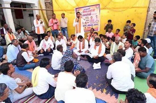 विजय शर्मा ग्राम लोहझरी में ग्रामीणों के बीच बैठकर संवाद करते हुए