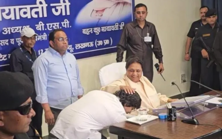मायावती और आकाश आनंद से जुड़ी बसपा की राजनीतिक खबर