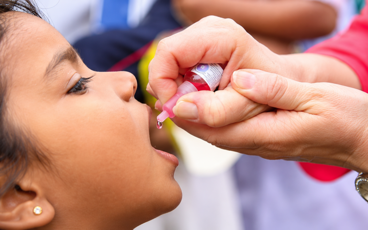 बच्चे को एल्बेंडाजोल की कृमिनाशक गोली खिलाते स्वास्थ्यकर्मी