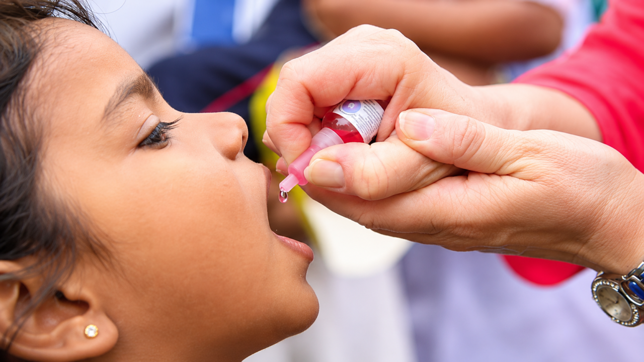 बच्चे को एल्बेंडाजोल की कृमिनाशक गोली खिलाते स्वास्थ्यकर्मी