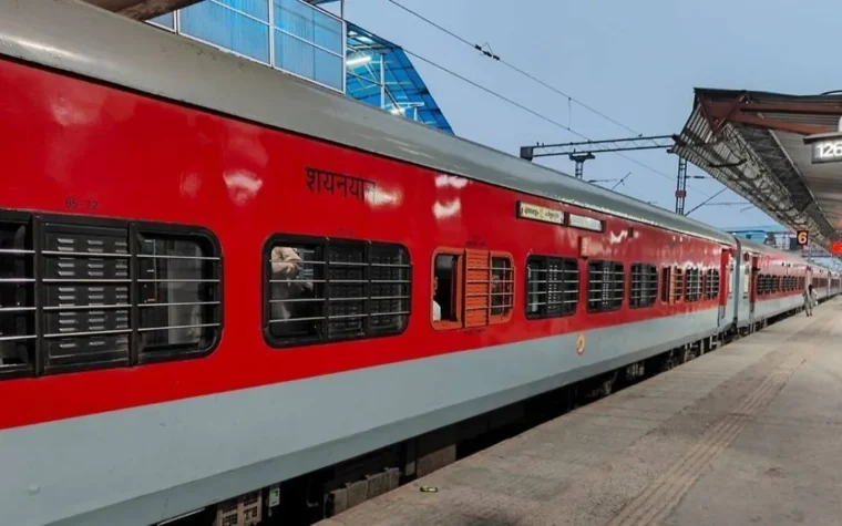 ट्रेनों का सुपरफास्ट दर्जा खत्म होने के बाद रेलवे ट्रैक पर चलती जन शताब्दी ट्रेन