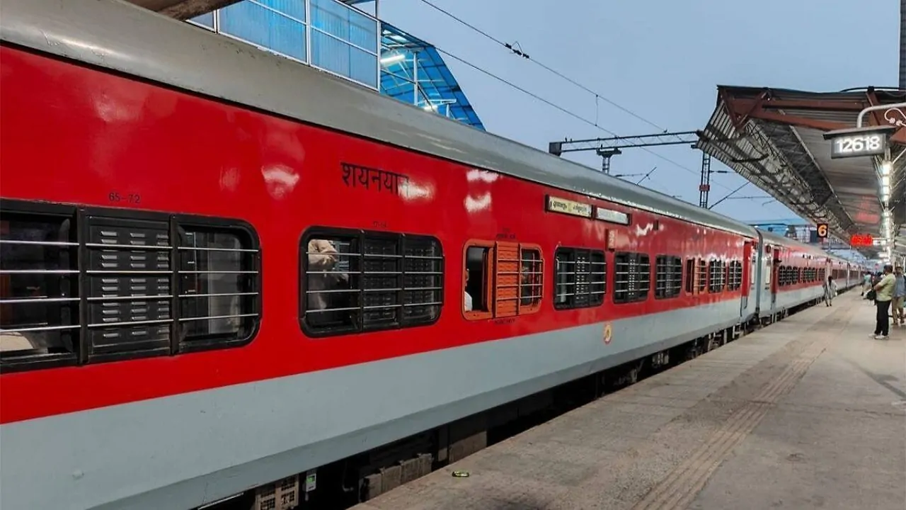 ट्रेनों का सुपरफास्ट दर्जा खत्म होने के बाद रेलवे ट्रैक पर चलती जन शताब्दी ट्रेन
