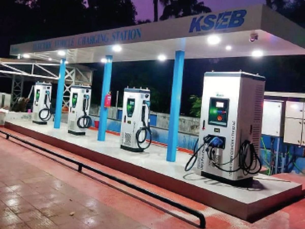 भोपाल में इलेक्ट्रिक वाहनों के लिए चार्जिंग स्टेशन स्थापित करने का काम