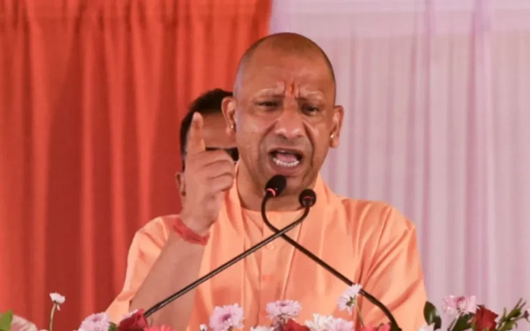 योगी अखिलेश घुसपैठिया विवाद पर कानपुर रैली में बोलते मुख्यमंत्री योगी आदित्यनाथ