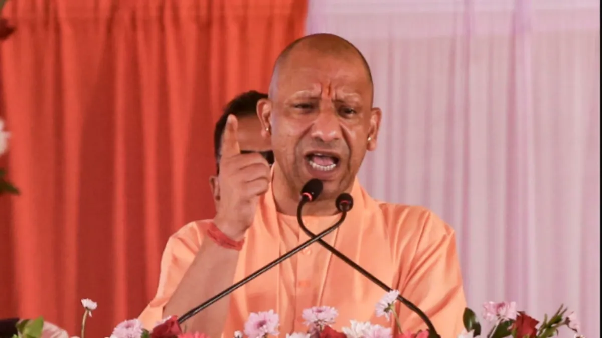 योगी अखिलेश घुसपैठिया विवाद पर कानपुर रैली में बोलते मुख्यमंत्री योगी आदित्यनाथ