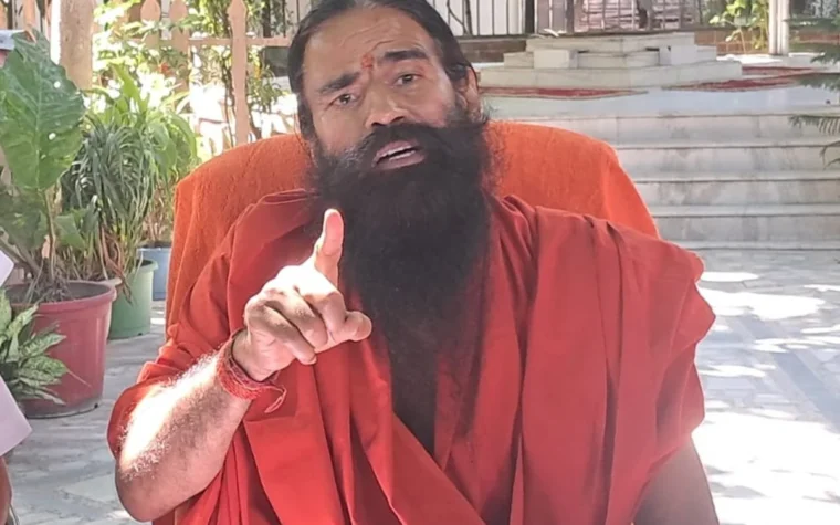 रामदेव का सियासी बयान देते हुए खड़गे और अखिलेश यादव पर टिप्पणी करते स्वामी रामदेव