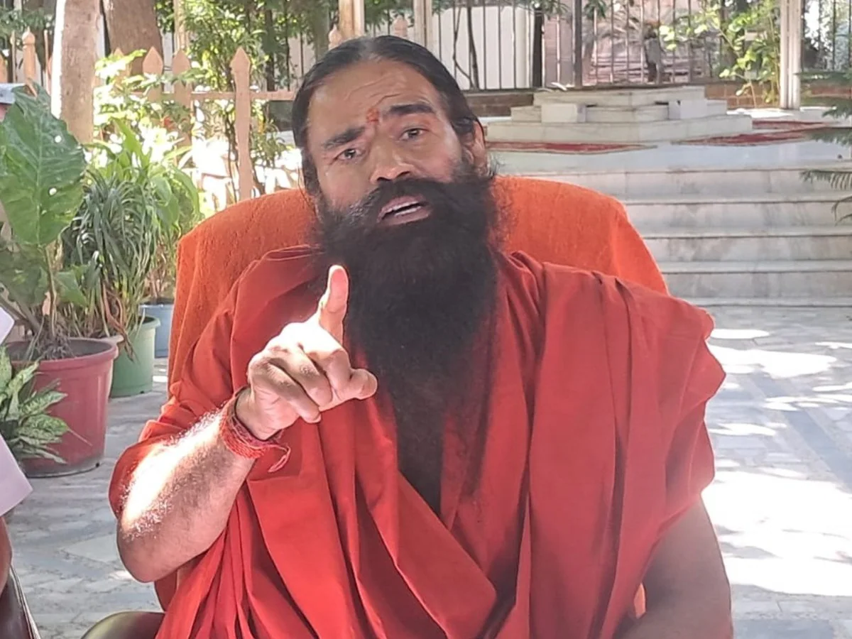 रामदेव का सियासी बयान देते हुए खड़गे और अखिलेश यादव पर टिप्पणी करते स्वामी रामदेव